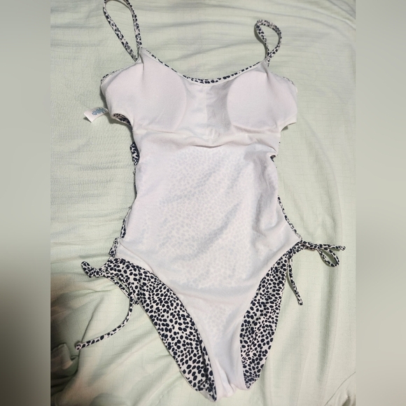 DECREE SIZE L. Women's Black and White One-Piece Swimsuit. - Picture 8 of 11